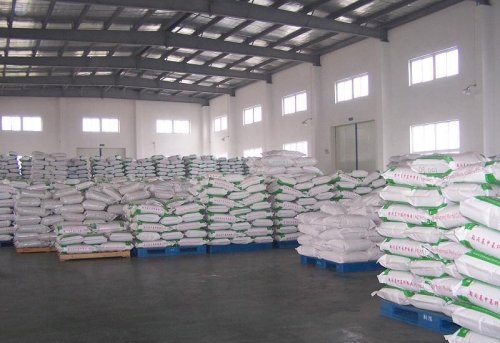 在房屋建筑工業(yè)生產(chǎn)中，羥丙基甲基纖維素的廣泛運用是不容置疑的，其優(yōu)異的增稠性和保水溶性使其在建筑行業(yè)的運用不容忽視。HPMC還具備增稠、抗鹽、低灰粉末狀、pH平穩(wěn)、保水溶性、規(guī)格可靠性、涂膜性好、抗酶性能好、分散化、粘接等特點。