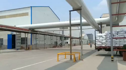 一輛滿載CMC羧甲基纖維素鈉產(chǎn)品的卡車，駛出工廠，展示出色的物流管理。