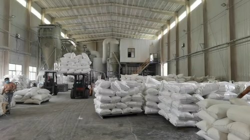 工廠員工在裝車羥丙基甲基纖維素，確保及時配送