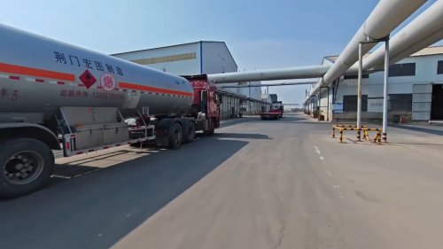 工廠廠區(qū)內(nèi)，成品羥丙基甲基纖維素正在裝車(chē)，準(zhǔn)備運(yùn)往建筑材料生產(chǎn)線。