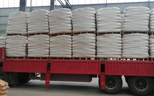叉車正在將羧甲基纖維素鈉產(chǎn)品運送至等待裝車的貨車，顯示高效運輸作業(yè)