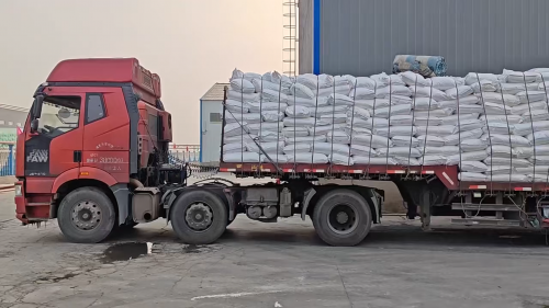 我廠的羥丙基甲基纖維素產(chǎn)品裝車現(xiàn)場，準(zhǔn)備發(fā)往客戶。