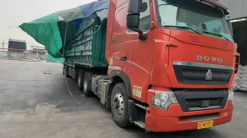 工廠廠區(qū)內(nèi)，員工正在裝車CMC羧甲基纖維素鈉產(chǎn)品。