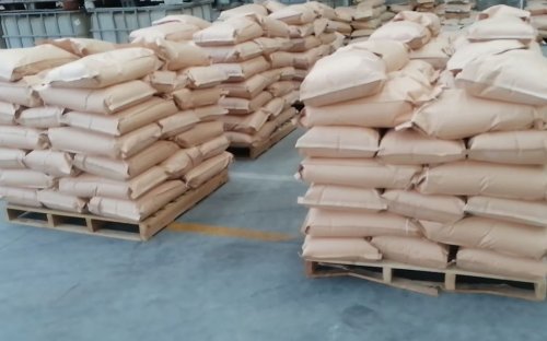 工廠廠區(qū)大批量羥丙基甲基纖維素產(chǎn)品整齊堆放，裝車過程井然有序。