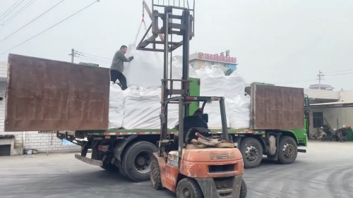 HPMC分散劑產(chǎn)品裝車完畢，適用于建筑材料與涂料領(lǐng)域。
