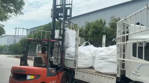 工廠廠區(qū)裝車區(qū)全景，展示工業(yè)級羧甲基纖維素鈉裝車的繁忙場面。