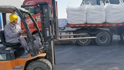 常州工廠速溶絮狀CMC產(chǎn)品裝車現(xiàn)場，確保高效物流與配送。